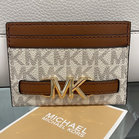 MICHAEL KORS
Reed Large Card Holder Case Wallet
COLOR:Vanilla MK Signature
NWT - Picture 3 of 16